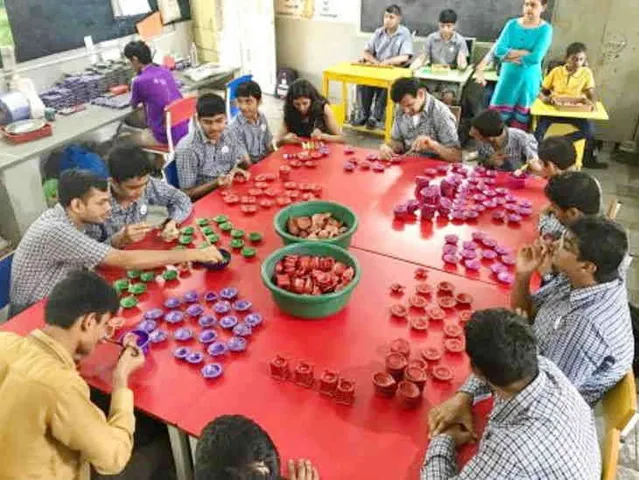 રાજકોટ:  દિવ્યાંગ બાળકોએ બનાવેલા 18000 દીવડામાંથી 13000 દીવડાનું થયું વેચાણ