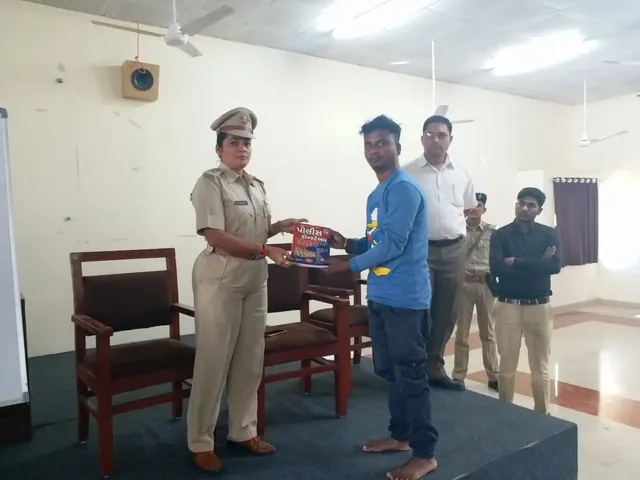 રાજપીપળાઃ નર્મદા પોલીસ યુવક-યુવતીઓને આપી રહી છે તાલીમ