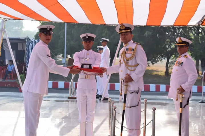 જામનગર : વાલસુરા ખાતે ૨૪૩ સાગર યોધ્ધાઓને દેશના જુદા જુદા સાગર નેવલ બેજ પર કરાયા તૈનાત