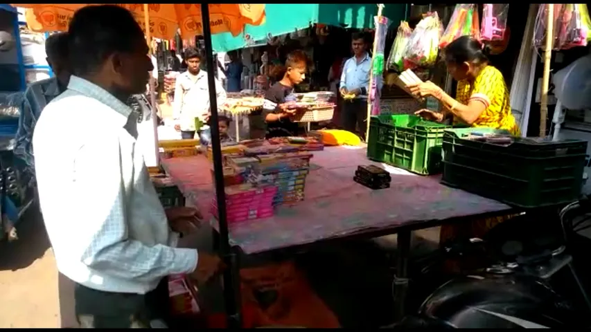 કરજણ નગરમાં ગેરકાયદેસર ફટાકડાનું વેચાણ કરનારાઓ સામે પ્રાંત અધિકારીની લાલ આંખ
