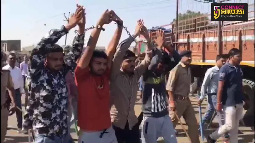 રાજકોટ: આવારા તત્વોની હવે ખેર નથી, પોલીસે ઉગામ્યુ જાહેરમાં સરભરા કરવાનું શસ્ત્ર