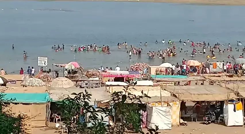 ભરૂચઃ કબીરવડ ખાતે નર્મદામાં પાણીનો અભાવ, સ્નાન માટે લોકોએ નારેશ્વરની વાટ પકડી