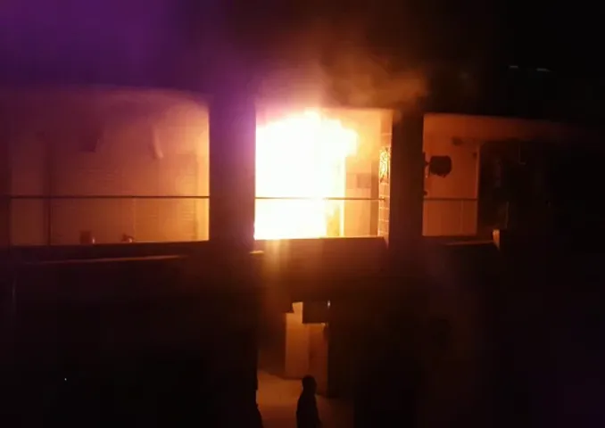 સુરત : વેસુના VIP રોડ પર આવેલ આગમ આર્કેડની એક દુકાનમાં લાગી આગ 