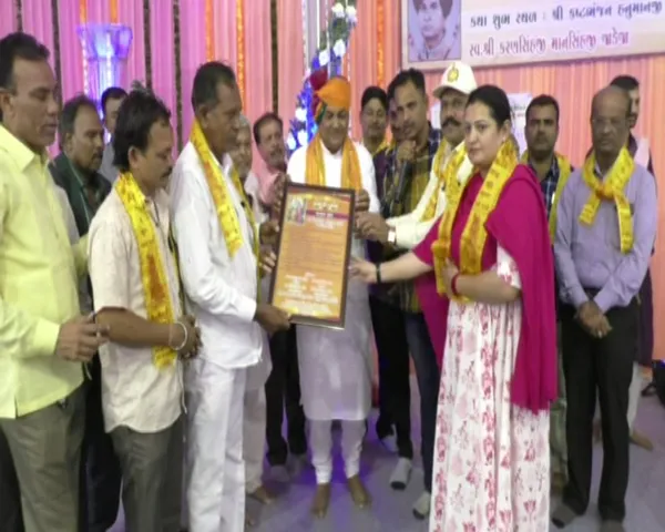 જામનગર : રામકથામાં યોજાયો કેબીનેટ મંત્રીનાં હસ્તે સેવાકીય પ્રવૃત્તિઓ કરતી સંસ્થા અને વ્યક્તિ વિશેષનો સન્માન સમારોહ