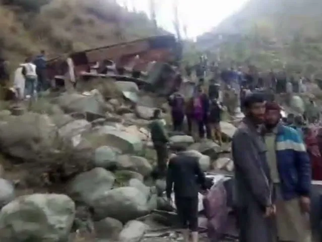 જમ્મુ-કાશ્મીરના પુંચમાં બસ 100 મીટર ઉંડી ફીણમાં ખાબકી, 11નાં મોત