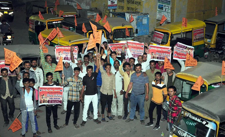 વિશ્વ હિન્દુ પરીષદની ધર્મસભાને જામનગરના બસ્સોથી વધુ રીક્ષા ચાલકોનો મળ્યો સહકાર