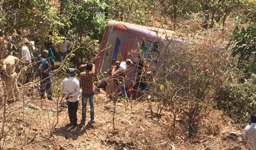 મહારાષ્ટ્ર  : નાસિકના તોરંગા ઘાટ પાસે બસ ખીણમાં ખાબકતાં : 6ના મોત, 45 ઇજાગ્રસ્ત