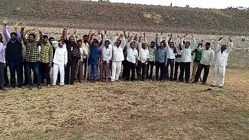 જામનગરમાં PM મોદીના આગમન પૂર્વે ખેડૂતોએ વોલીબોલ, ક્રિકેટ રમી કર્યો અનોખો વિરોધ