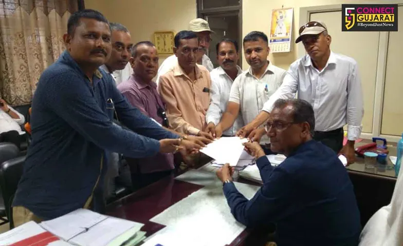 કરજણ : કોંગ્રેસ સમિતિ તેમજ તાલુકા પત્રકાર સંઘ દ્વારા મામલતદાર અધિકારીને આવેદનપત્ર પાઠવાયું.