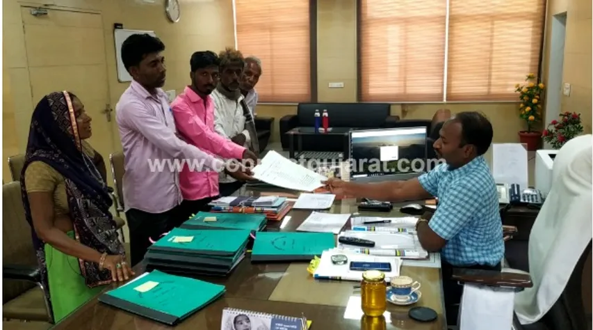 અરવલ્લી: જમીન વિવાદને મામલે ન્યાયની માંગ સાથે નાથાવાસના ગ્રામજનોએ આપ્યું કલેક્ટરને આવેદન