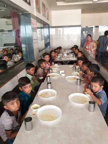 અરવલ્લી : ધનસુરાની હીરાપુર પ્રાથમિક શાળાના બાળકોને શિક્ષિકાએ હૉટેલમાં ભોજન કરાવી આવકાર્યા