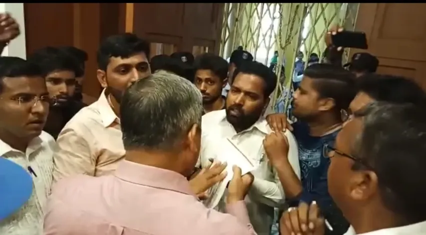 અમદાવાદની ગુજરાત યુનિવર્સિટીમાં EWS અનામત માટે થયો હોબાળો 