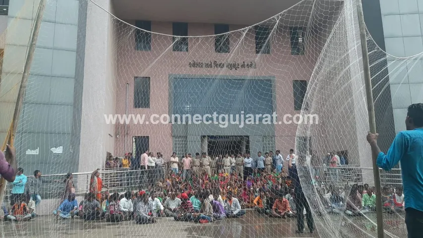 માછીમારો દ્વારા નર્મદા હમારી માતા હે, ખૂંટા હમારા કાંટા હે, કલેકટરાલય ર કલાક સુધી ખૂંટામાં કર્યું કેદ :તડીપારની ખાત્રીથી થયો છુટકારો