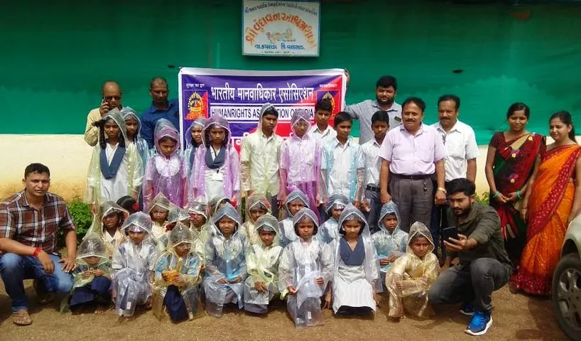 વલસાડ: માનવ અધિકાર એસો. દ્વારા વિદ્યાર્થીઓને રેઇનકોટ વિતરણ કરાયા