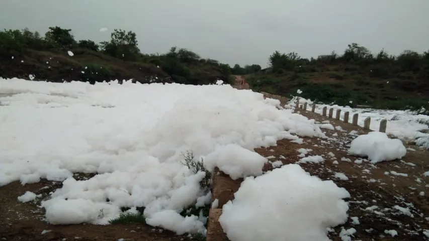 કરાડ નદીમાં ઝેરી કેમિકલ્સ વેસ્ટના કચરાએ પ્રાણ ઘાતક પ્રદૂષણના સફેદ ફીણના દ્રશ્યો જોવા મળ્યા..