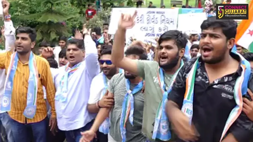 સુરત દક્ષિણ ગુજરાત યુનિવર્સિટીમાં NSUI અને વિદ્યાર્થીઓએ કર્યો હલ્લા બોલ