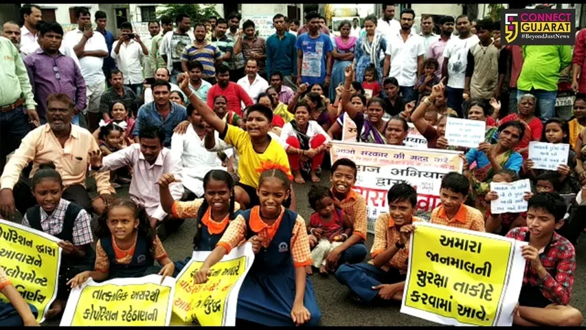 સુરત : ભેસ્તાન ભીમનગર આવાસમાં ફ્લેટના પોપડા પડવાની ઘટનાને લઈ રહીશોનો વિરોધ