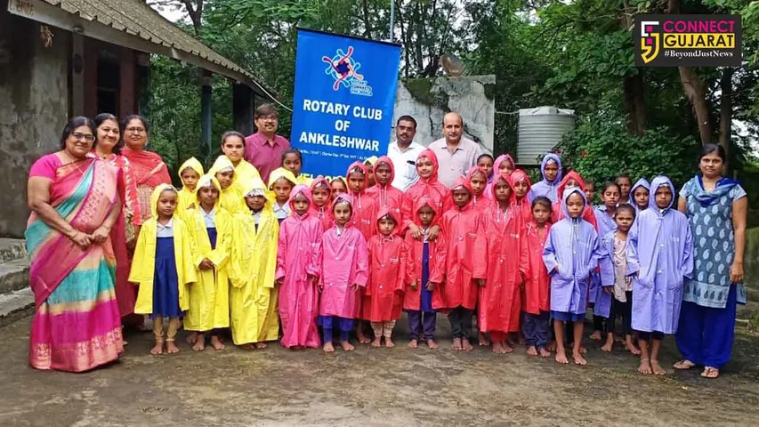 રોટરી ક્લબ ઓફ અંકલેશ્વર દ્વારા પ્રાથમિક શાળાઓમાં રેઇન કોટ વિતરણનો કાર્યક્રમ યોજાયો