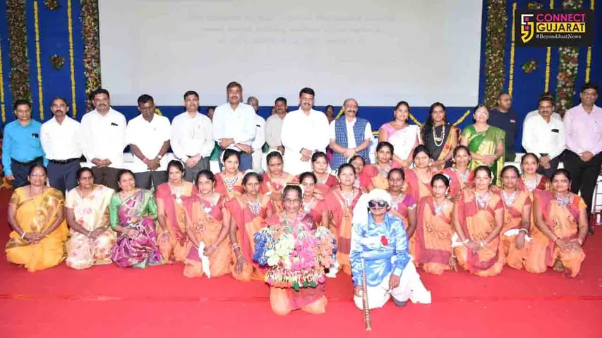 વિવિધ સાંસ્કૃતિક કાર્યક્રમોના સથવારે વ્યારા ખાતે આંગણવાડી કાર્યકરોને સ્માર્ટ ફોનનું કરાયું વિતરણ