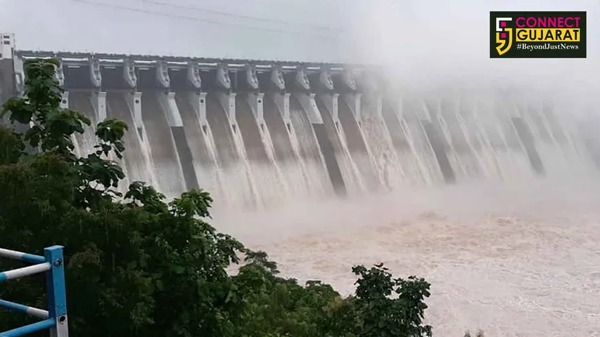 ફરી ખોલાયા નર્મદા ડેમના ૮ દરવાજા, અધિકારીઓને હેડ ઓફિસ ના છોડવાની અપાઇ સૂચના
