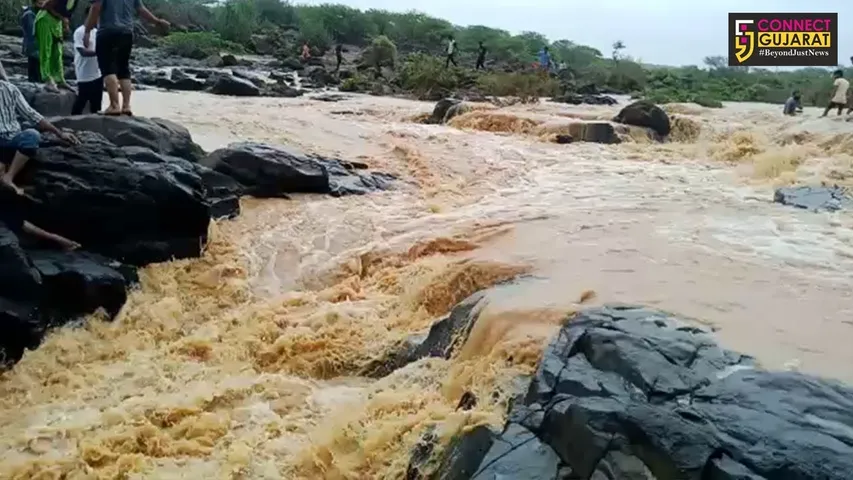 મેઘમહેરના પગલે કચ્છનું કોઠારા ગામ જળબંબાકાર થઈ બન્યું સંપર્કવિહોણું