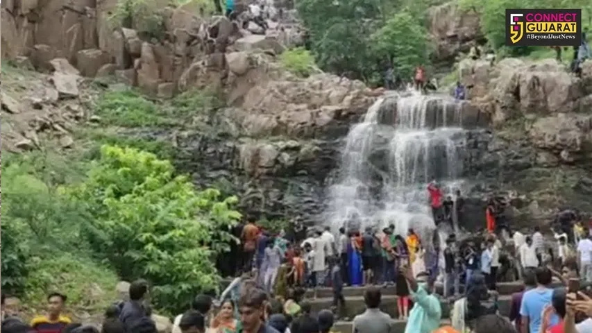 ઉત્તર ગુજરાતના મીની કાશ્મીર તરીકે પ્રખ્યાત સુનસર ધોધની મઝા માણવા ઉમટ્યા સહેલાણીઓ