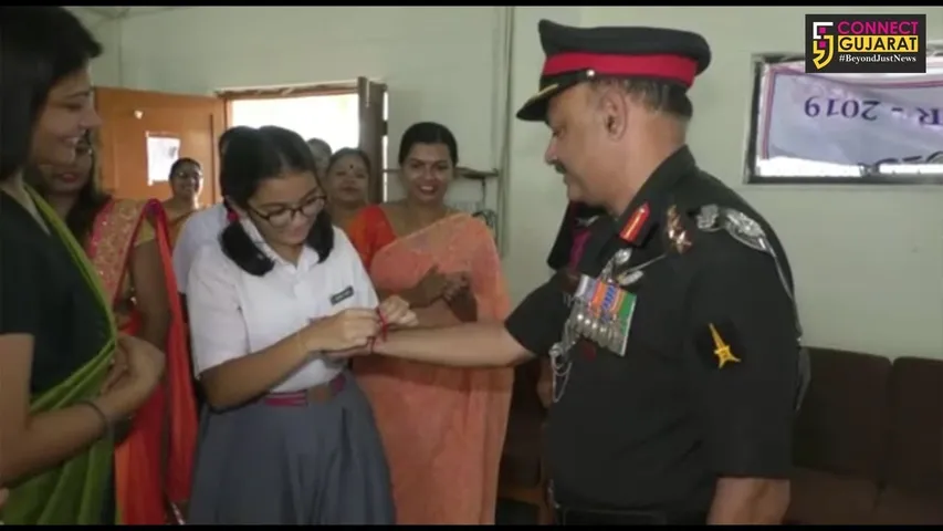 આર્મી ના જવાનો ને રાખડી બાંધતી ધ્રાંગધ્રા આર્મી પબ્લિક સ્કૂલની વિદ્યાર્થીનીઓ