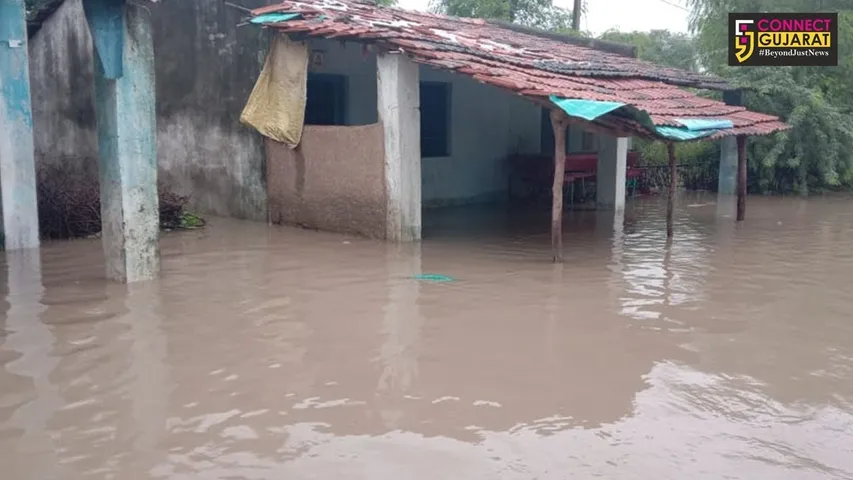 જંબુસર તાલુકાના કોરા ગામમાં પાણી ભરાતા સરપંચે મહેકાવી માનવતા