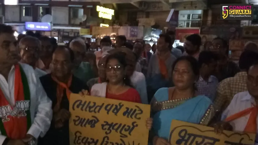 1947ની આઝાદી રાત્રે ઉજવવામાં આવી હતી તેમ અમદાવાદમાં પણ 370 નાબુદીની ઉજવણી કરાઈ