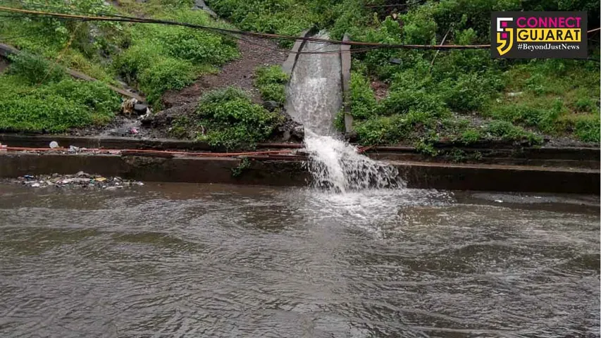 ભરૂચના પ્રવેશદ્વારે “રેલ નીર ધોધ”ની પરાણે મઝા માણતા નગરજનો