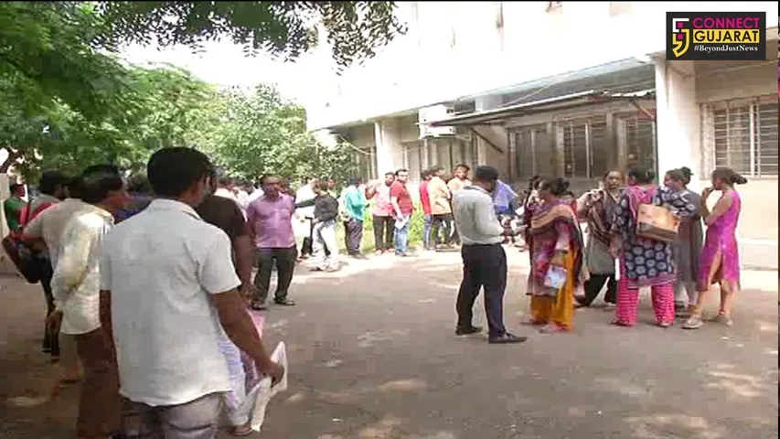 રાજકોટ : RTO કચેરી નિયત સમય કરતા પોણો કલાક મોડી શરૂ થતાં પ્રજા પરેશાન