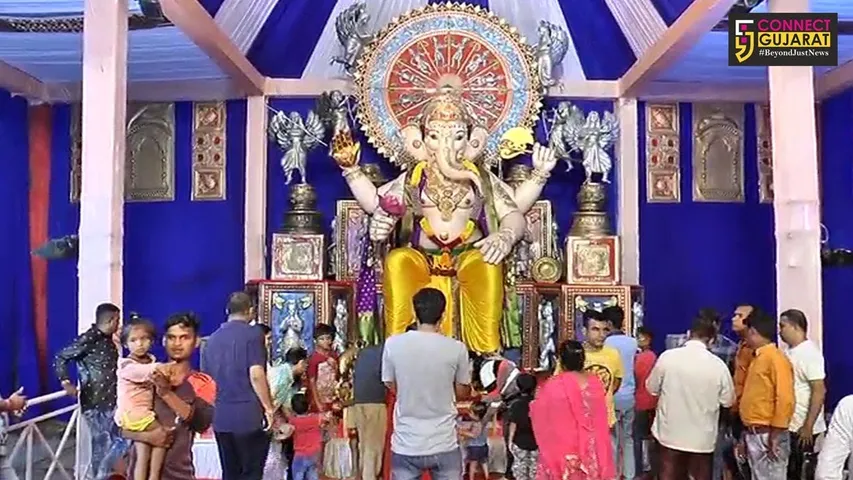 ભરૂચ : રાધાકૃષ્ણ સોસાયટીમાં બત્તીસી સિંહાસન પર બિરાજમાન છે ફાઇબરના ગણેશજી
