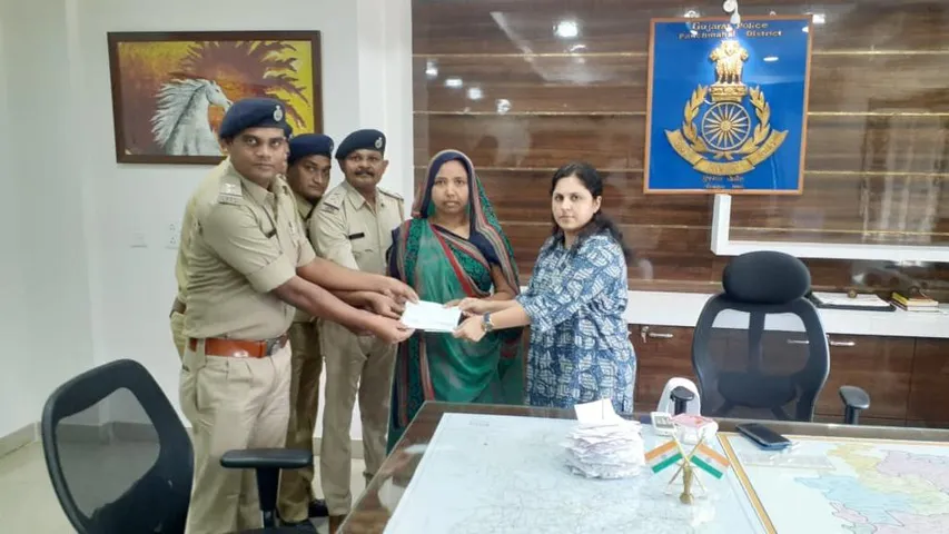 પંચમહાલ : સાથી પોલીસ કર્મચારીનું અવસાન થતાં પરિવારને રૂપિયા ૧ લાખનો સહાય ચેક અર્પણ કરાયો