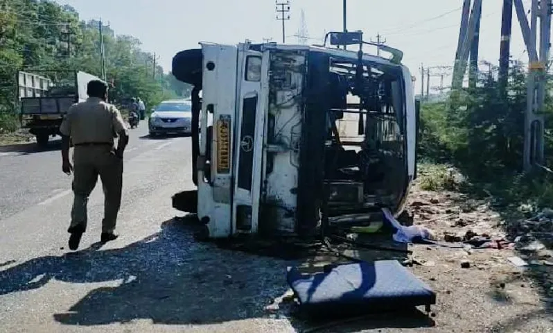 કચ્છ : અંજાર રોડ ઉપર ખાનગી બસે મારી પલટી, 20 મુસાફરોને પહોંચી ઇજા