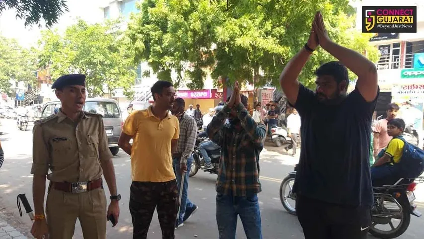 રાજકોટ : પોલીસે દારૂડિયાઓને કરાવ્યું કાયદાનું ભાન, જાહેરમાં કરાયા સરભરા