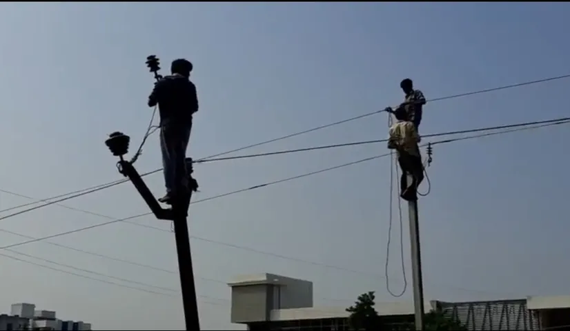 સુરત: બારડોલીમાં સેફ્ટી કીટ વિના વિજકર્મીઓ કરે છે કામ