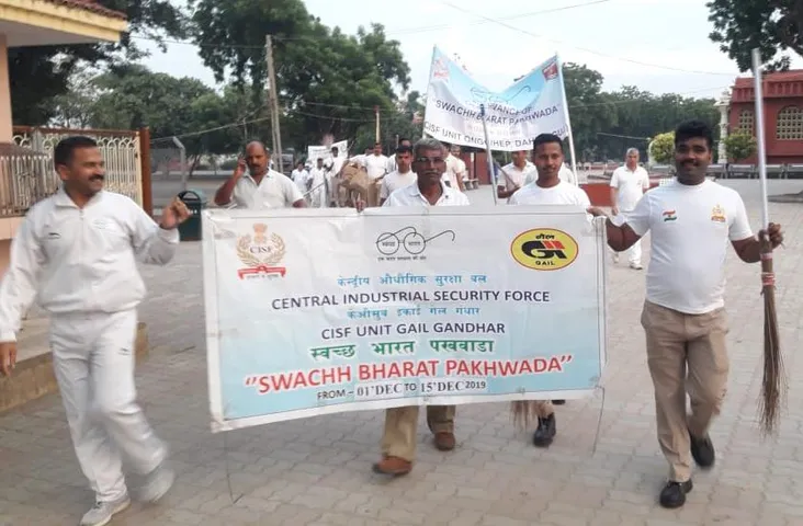 ભરૂચ : CISFના જવાનોએ હાથ ધર્યું સફાઈ અભિયાન, નિલકંઠેશ્વર ઘાટ ખાતે કરી સાફ-સફાઈ