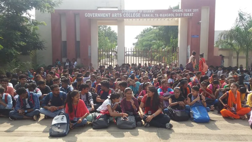વાંકલ કોલેજના વિદ્યાર્થીઓની જેલ મુક્તિ માટે 3 કોલેજના વિદ્યાર્થીઓ ધરણા પર