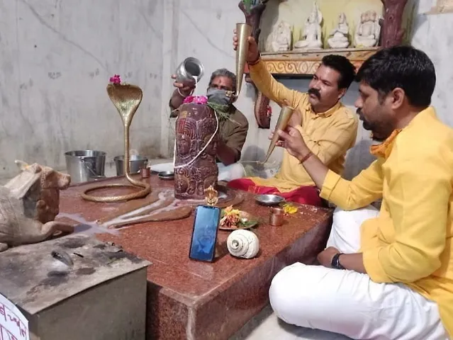 બોલિવૂડના સુપરસ્ટાર અમિતાભ બચ્ચનનાં સારા સ્વાસ્થ્ય માટે ભોપાલના નવ દુર્ગા મંદિરમાં રુદ્રાભિષેક કરવામાં આવી રહ્યો છે