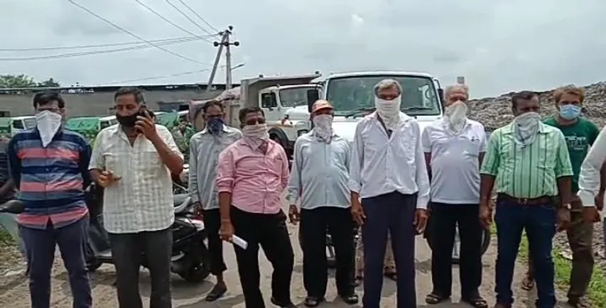 જામનગર : મહાનગરપાલિકાની કચરાની ગાડીઓ રોકી વિભાપર ગામના ખેડૂતોએ દર્શાવ્યો વિરોધ