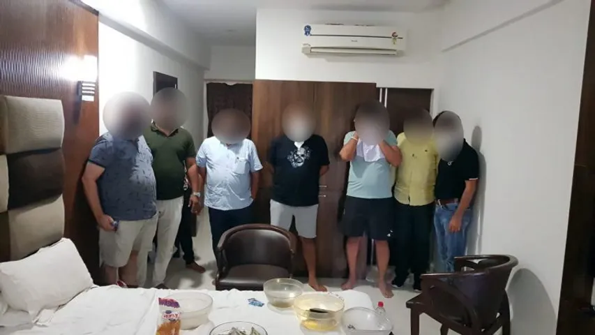 વડોદરા : બનીયન પેરેડાઇઝ હોટલમાંથી લોકલ ક્રાઇમ બ્રાન્ચે 15 જેટલા જુગારીઓને ઝડપી પાડ્યા