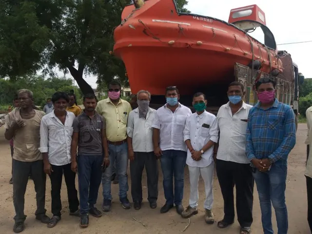 વડોદરા : કરજણ તાલુકાના ઢાઢર અને નર્મદા નદી કિનારાના પુરગ્રસ્ત ગામો માટે 2 બોટનું લોકાર્પણ કરાયું