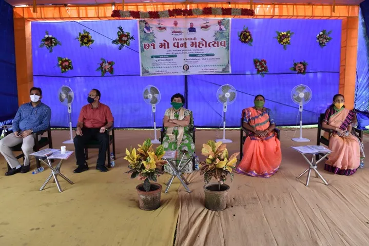 ભાવનગર : સમઢીયાળા ખાતે 71મો વન મહોત્સવ યોજાયો, 1111 રોપાઓનું વાવેતર કરી વૃક્ષરથનું પ્રસ્થાન કરાવાયું