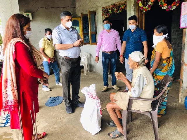 વલસાડ : ભારે વરસાદથી પ્રભાવિત વિસ્‍તારોના અસરગ્રસ્‍તોની વહીવટી તંત્રએ મુલાકાત લીધી, સહાય સામગ્રીનું કરાયું વિતરણ