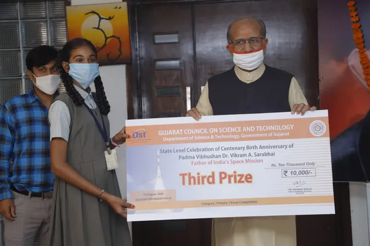 સુરત : કરંજ પ્રાથમિક શાળામાં અભ્યાસ કરતી વિદ્યાર્થીનીએ રાજ્યકક્ષાની નિબંધ લેખન સ્પર્ધામાં મેળવ્યો તૃતીય ક્રમ