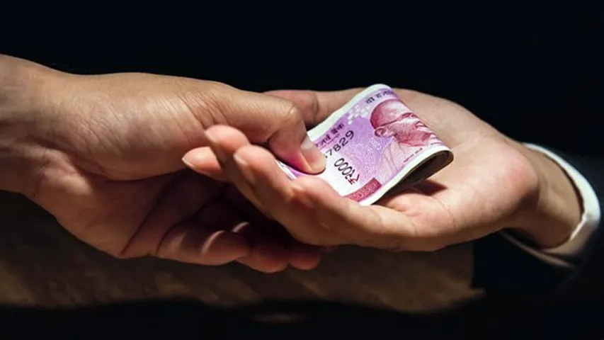 ભરૂચ : આમોદ મામલતદાર કચેરીમાં છટકું, નાયબ મામલતદાર લાંચ લેતા ઝડપાયા, મામલતદાર ફરાર