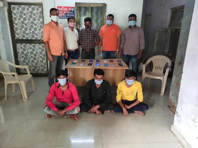 ભરૂચ : શીતલ સર્કલ પાસે ત્રણ યુવાનોની બેગ પોલીસે તપાસી, વાંચો બેગમાંથી શું મળ્યું