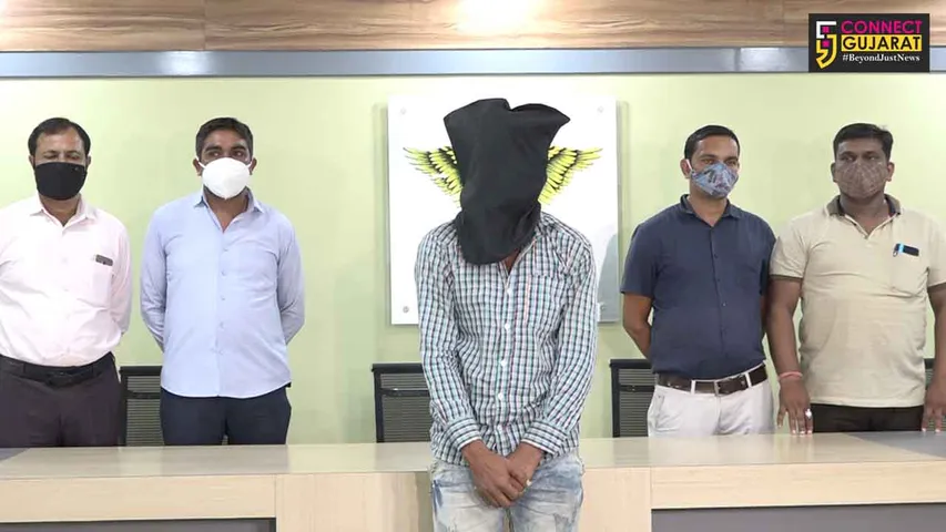 અમદાવાદ :  દુષ્કર્મ કરી મહિલાને લૂંટી ફરાર એક આરોપીની ક્રાઈમ બ્રાન્ચે કરી ધરપકડ