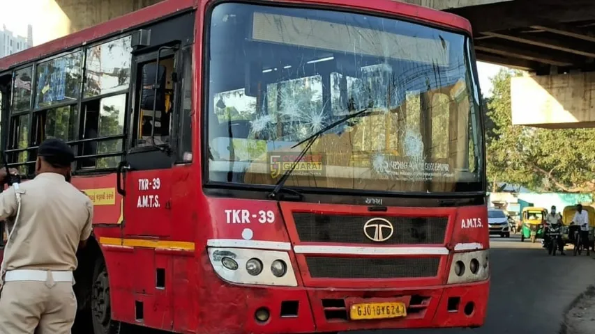 અમદાવાદ : અમરાઈવાડીમાં AMTS બસની ટક્કરે મહિલાનું મોત, રોષે ભરાયેલા લોકોએ બસ પર કર્યો પથ્થરમારો