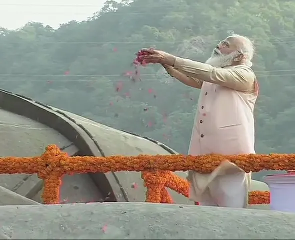 કેવડીયા : પ્રધાનમંત્રી નરેન્દ્ર મોદીએ સરદાર પટેલને શ્રદ્ધાંજલિ અર્પી